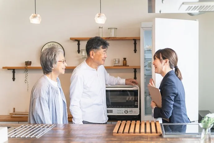 キッチンでお客様にリフォーム提案する女性スタッフ