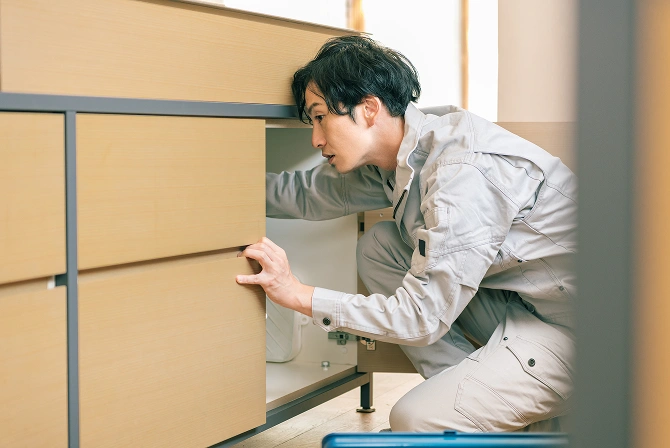 現場で施工管理を行うスタッフ