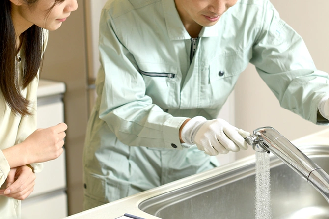 水回り設備を点検するスタッフ
