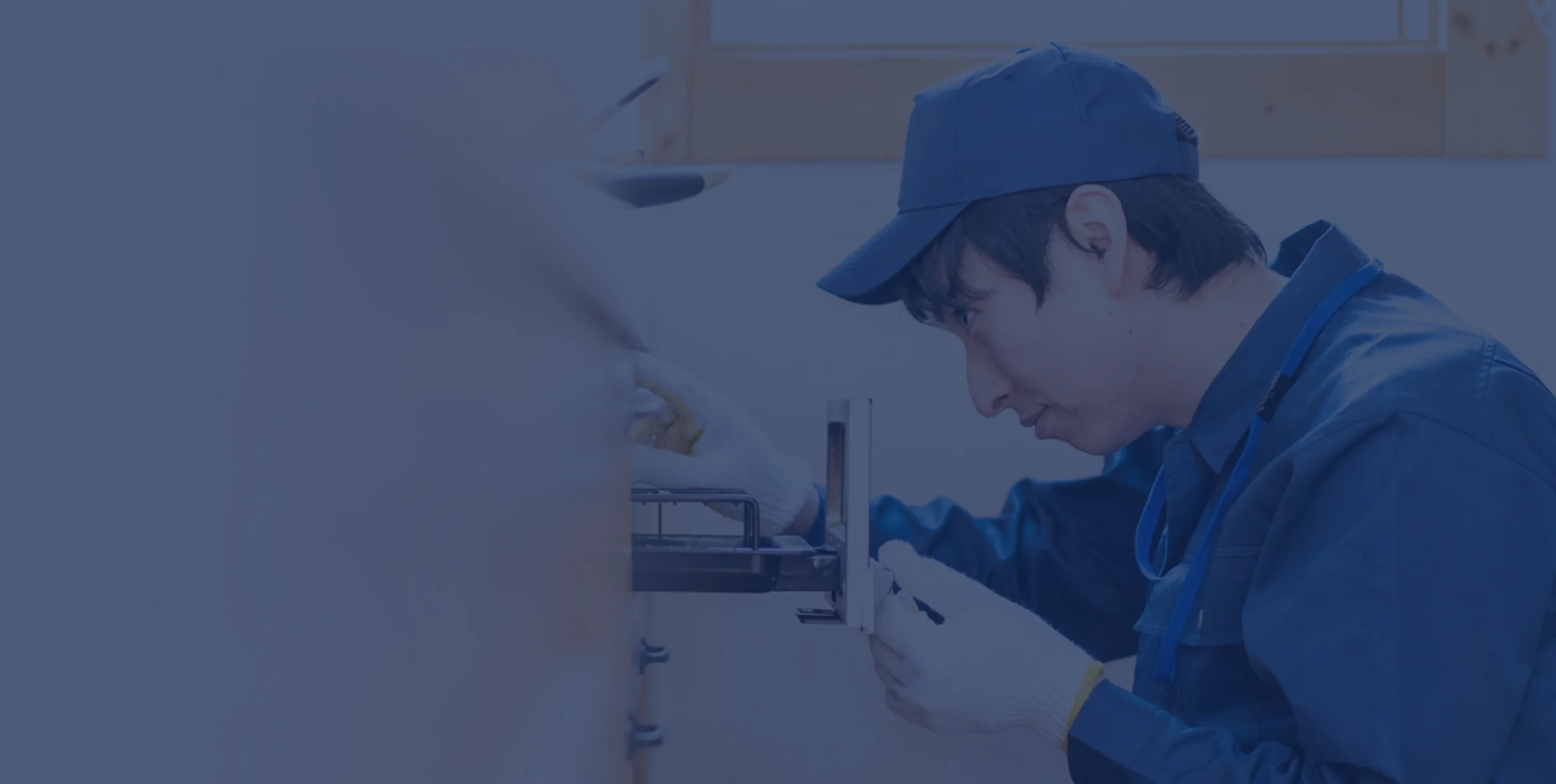 リフォーム作業中のプロ職人